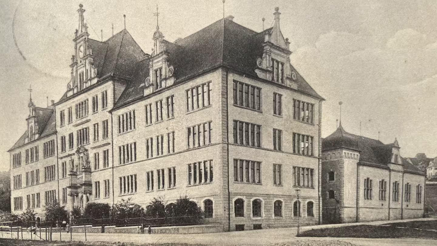 Frühe Ansicht des Gymnasiums mit der kleinen Turnhalle rechts.
