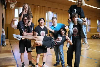 Eine Gruppe Schüler posiert gemeinsam in der Sporthalle.
