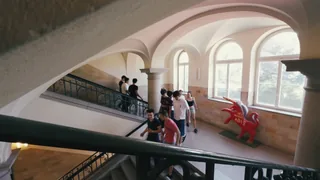 Schülerinnen und Schüler gehen durch das historische Treppenhaus.
