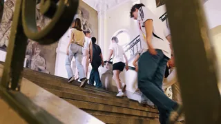 Eine Gruppe steigt die Treppe hinauf, durch das Geländer gesehen.
