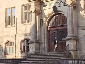 Historischer Eingang des Parler-Gymnasiums.