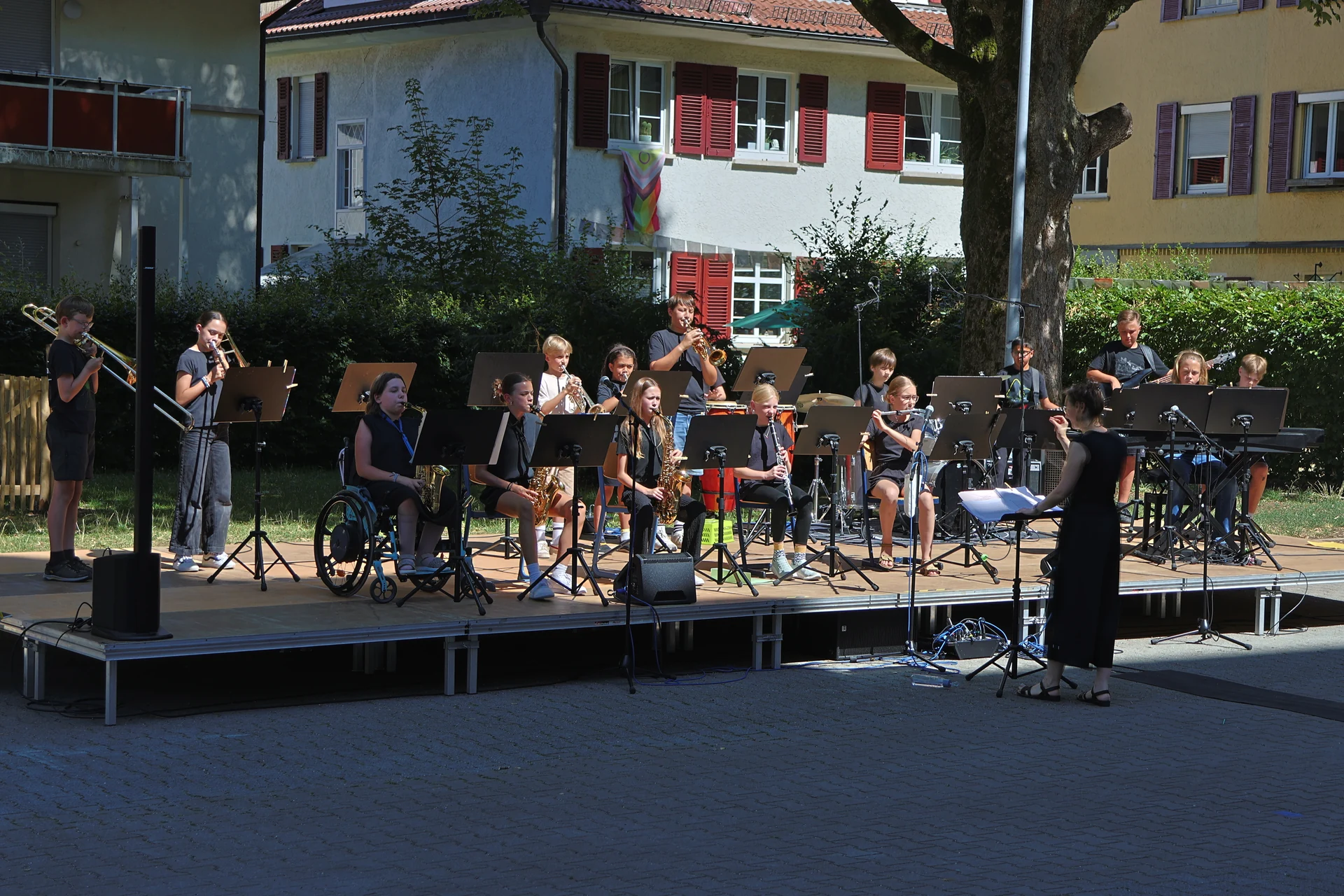 Schulensemble bei einem Konzert im Freien