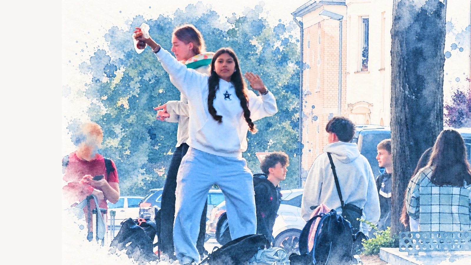 Eine Schülerin tanzt auf dem Schulhof; weitere Schüler stehen und sitzen in ihrer Nähe.