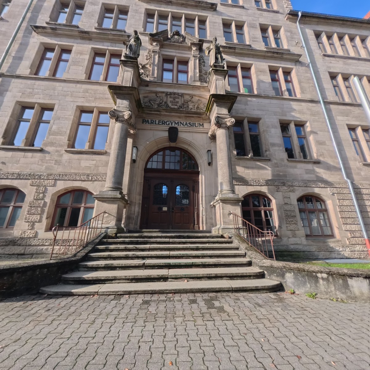 Blick auf den Eingang des Parler-Gymnasiums